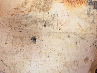 In basso intravediamo anche diverse iscrizioni graffite sul muro e altre tracce frammentarie di antiche decorazioni